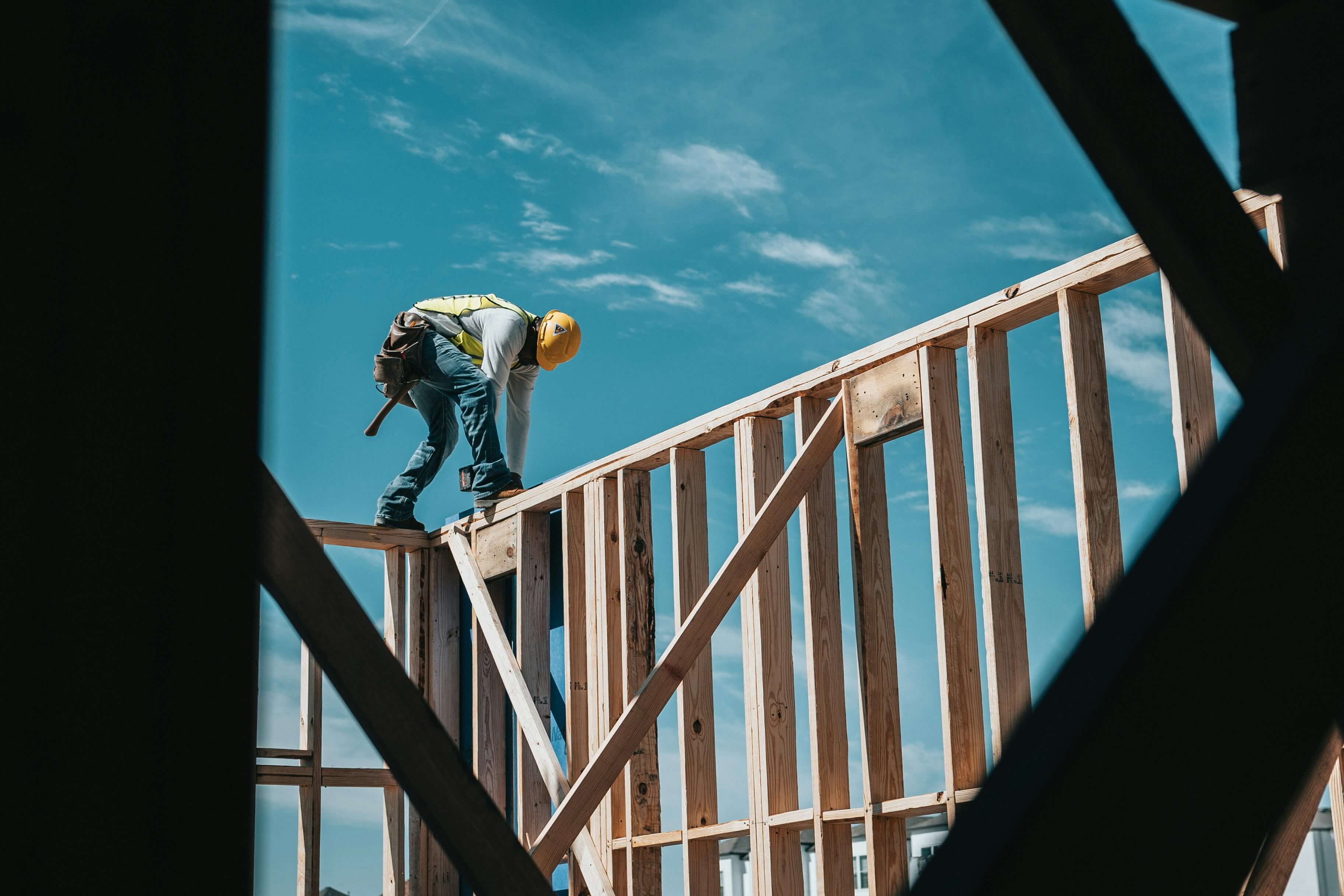 Charpentier-couvreur travaillant sur une structure de toiture en bois